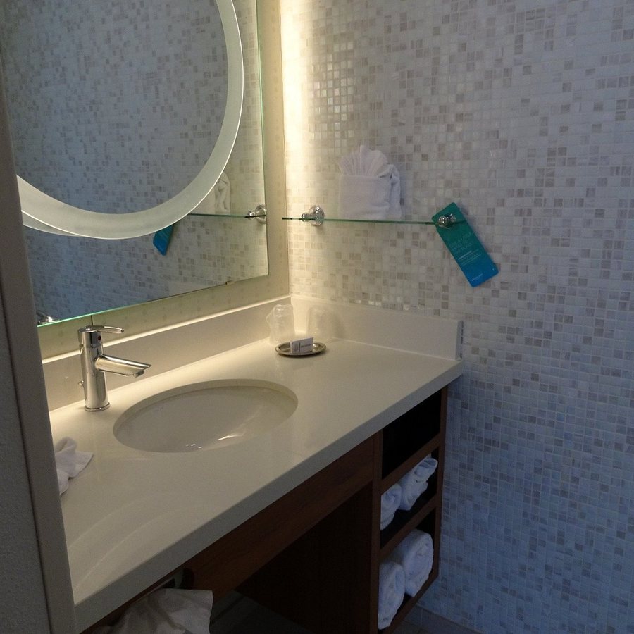 SpringHill Suites by Marriott Dallas Addison Quorum Drive — Bathroom