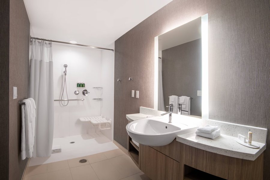SpringHill Suites by Marriott Denver Airport — Bathroom