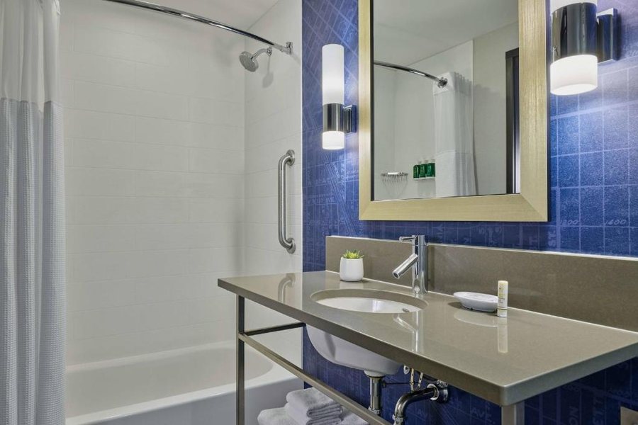 SpringHill Suites by Marriott Denver Downtown — Bathroom