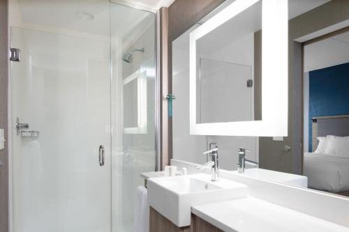 SpringHill Suites by Marriott Durham Chapel Hill — Bathroom