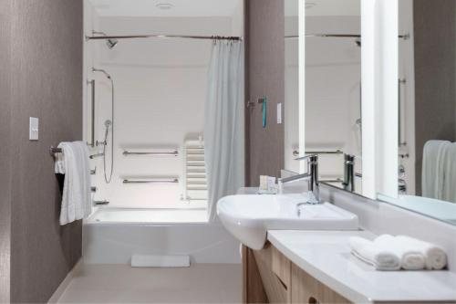 SpringHill Suites by Marriott Durham City View — Bathroom