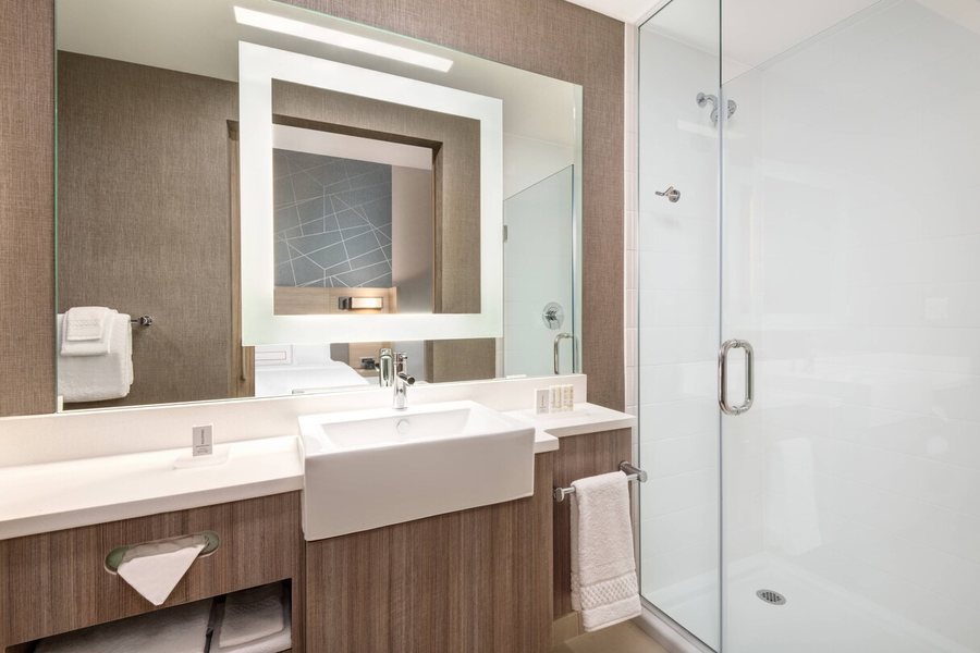 Springhill Suites by Marriott Elizabethtown — Bathroom