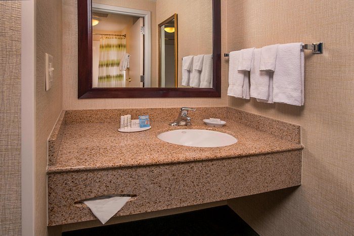 SpringHill Suites by Marriott Erie — Bathroom