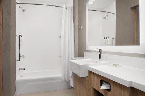 SpringHill Suites by Marriott Fayetteville I 95 — Bathroom