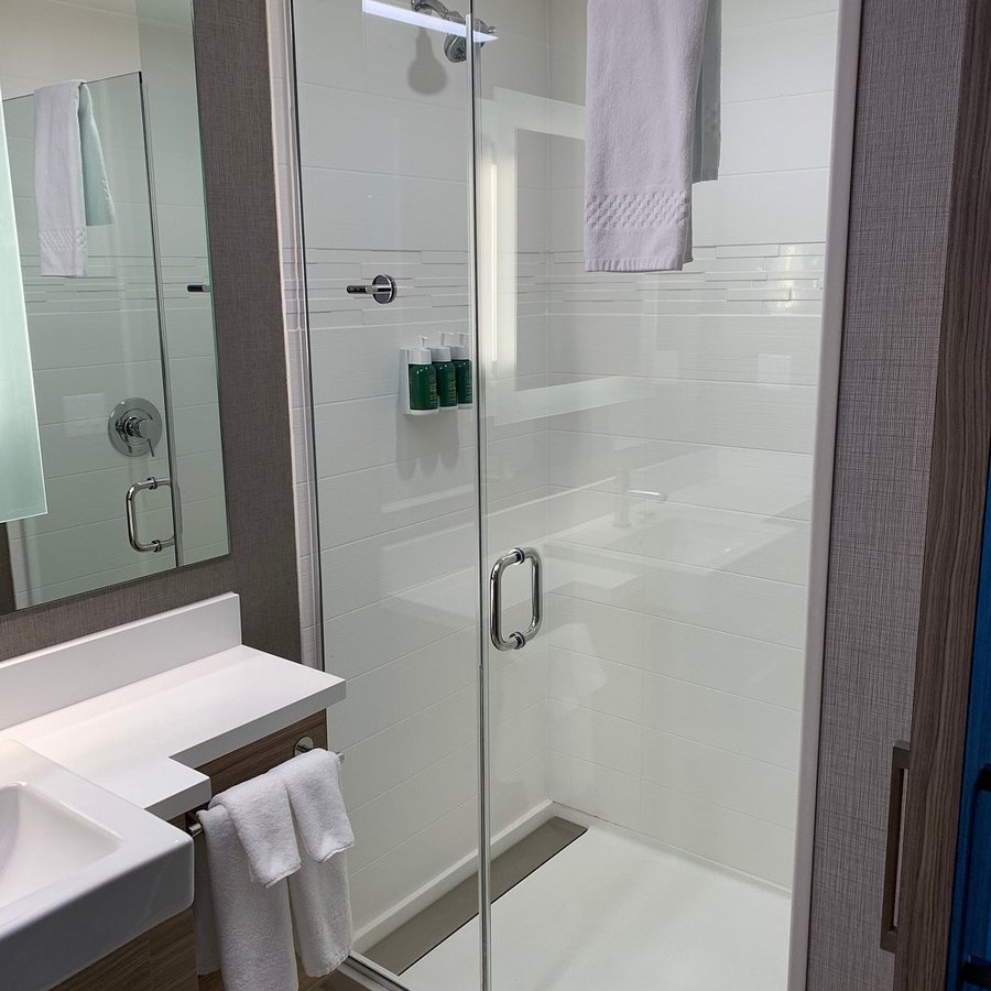 SpringHill Suites by Marriott Fort Myers Airport — Bathroom