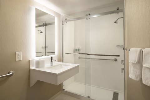 SpringHill Suites by Marriott Fort Worth Historic Stockyards — Bathroom