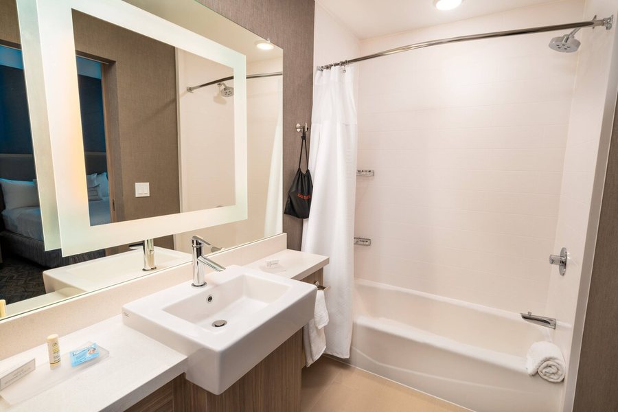 Springhill Suites by Marriott Great Falls — Bathroom