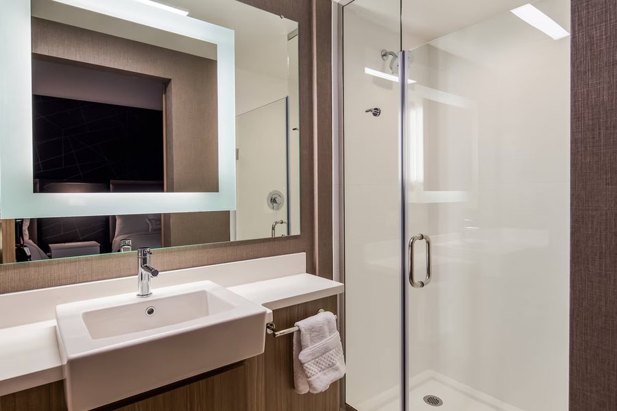 SpringHill Suites by Marriott Green Bay — Bathroom