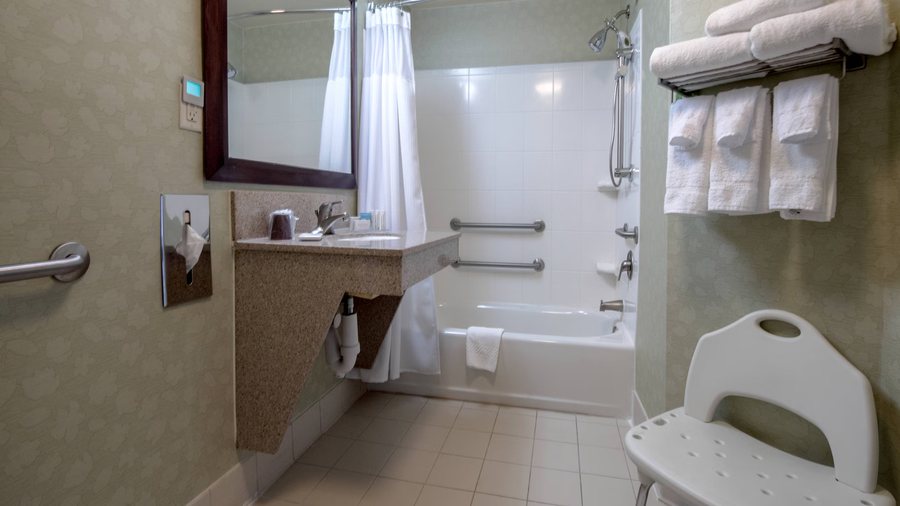SpringHill Suites by Marriott Greensboro — Bathroom