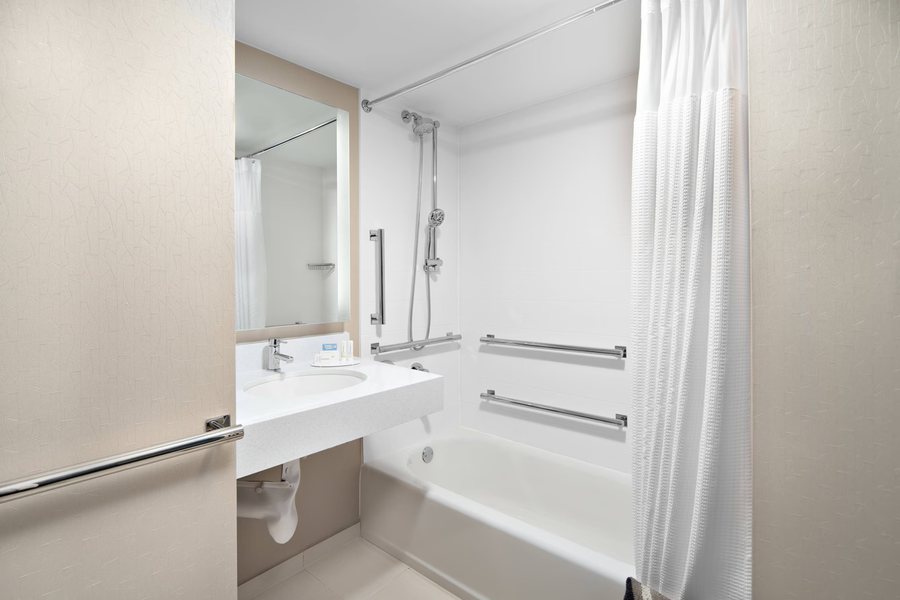 SpringHill Suites by Marriott Houston Hobby Airport — Bathroom