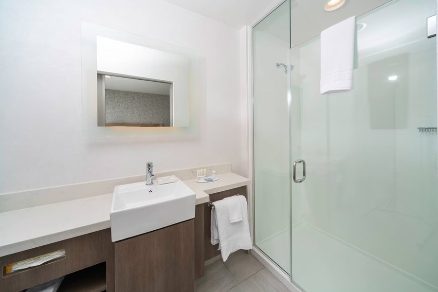SpringHill Suites by Marriott Island Park Yellowstone — Bathroom
