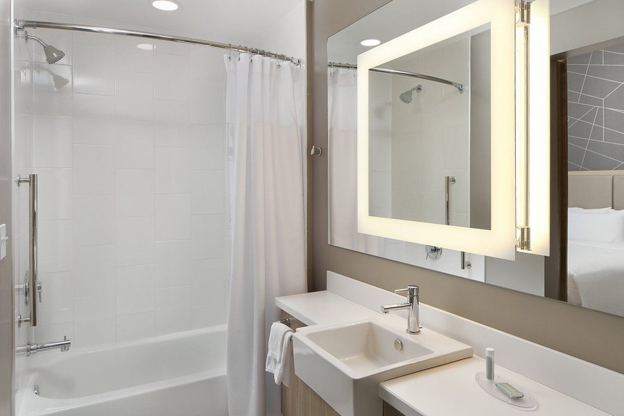 SpringHill Suites by Marriott Jacksonville North I 95 Area — Bathroom