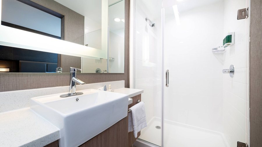 SpringHill Suites by Marriott Kansas City Airport — Bathroom