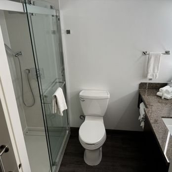 SpringHill Suites by Marriott Kansas City Overland Park — Bathroom