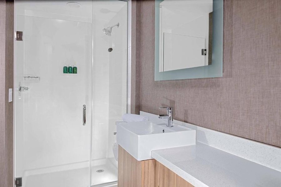 SpringHill Suites by Marriott Kansas City Plaza — Bathroom