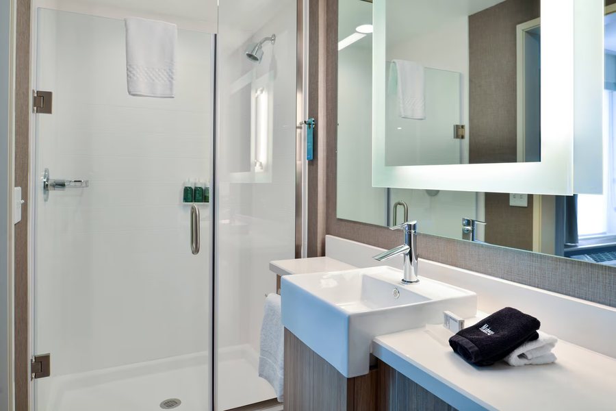 SpringHill Suites by Marriott Kingman Route 66 — Bathroom