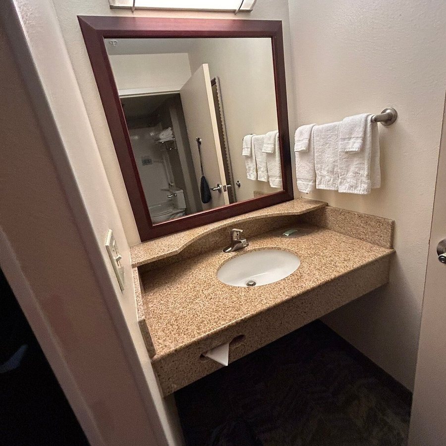 SpringHill Suites by Marriott Lancaster Palmdale — Bathroom
