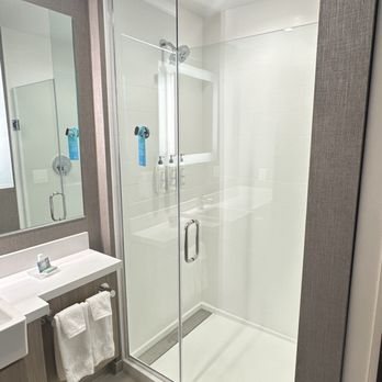 SpringHill Suites by Marriott Las Vegas Airport Las Vegas Nevada — Bathroom
