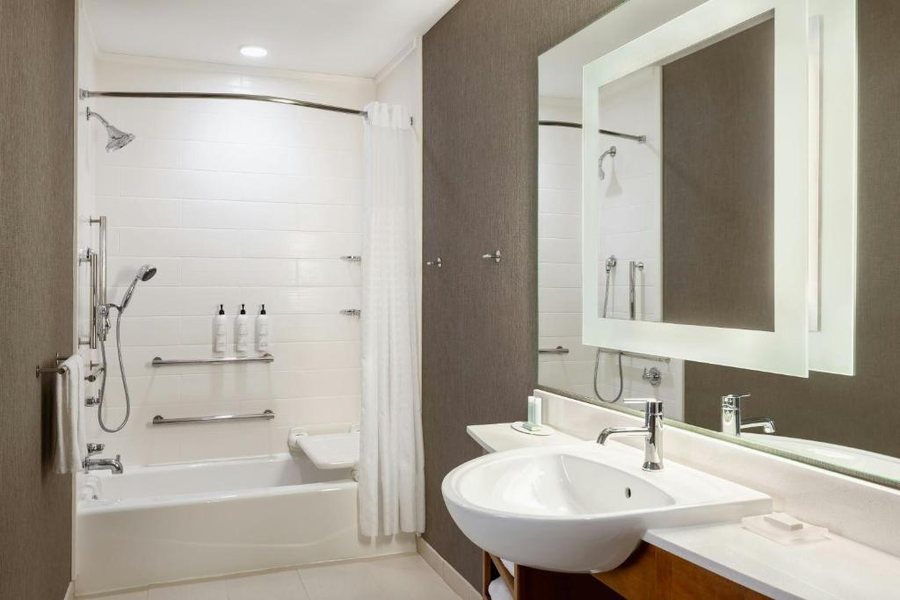 SpringHill Suites by Marriott Los Angeles Downey — Bathroom