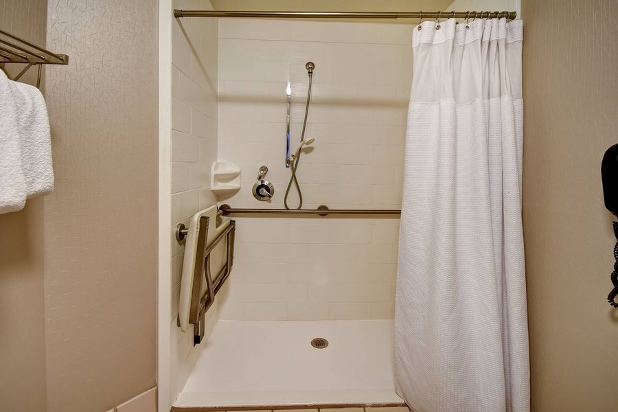 SpringHill Suites by Marriott Louisville Airport — Bathroom