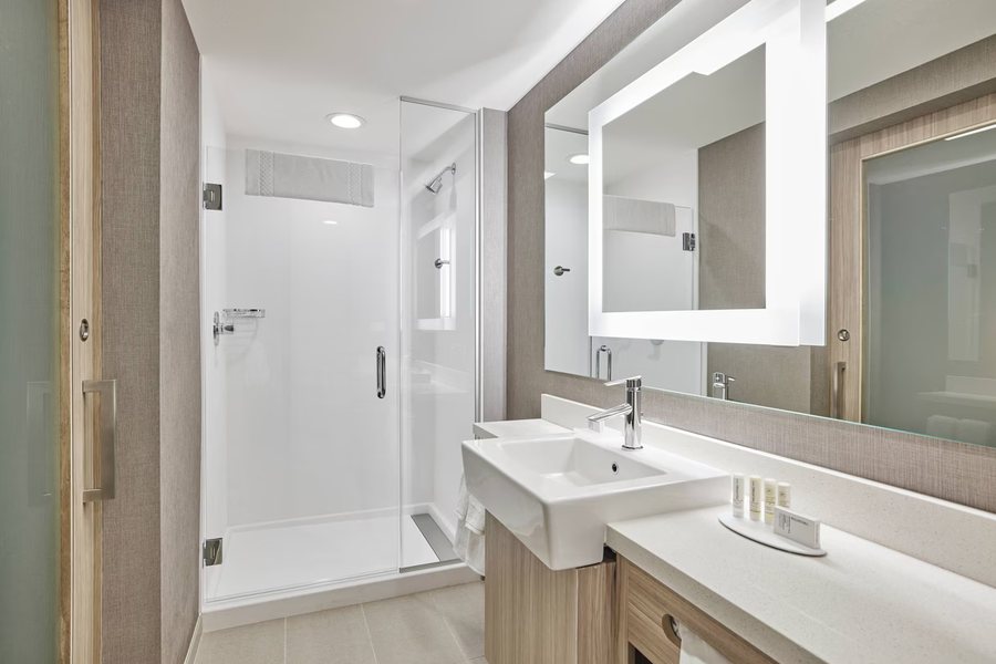 SpringHill Suites by Marriott Madera — Bathroom
