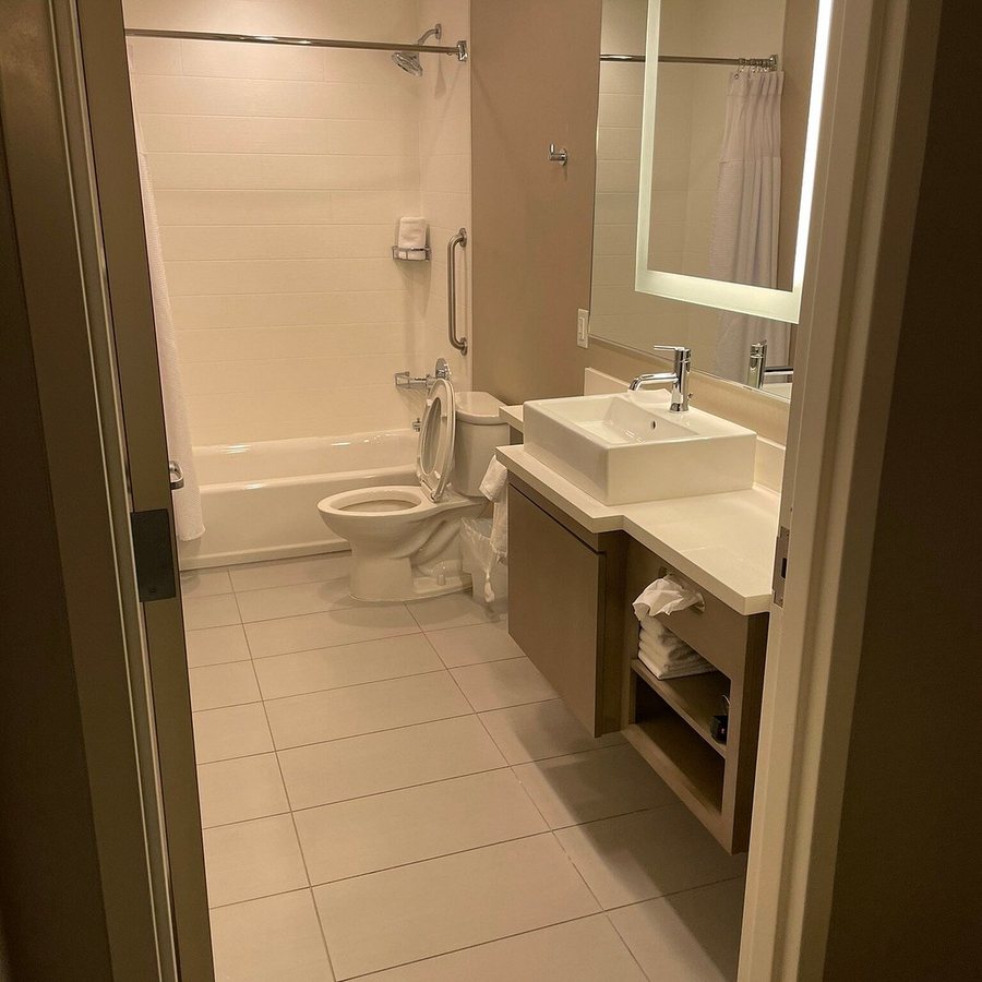 SpringHill Suites by Marriott Milwaukee Downtown — Bathroom