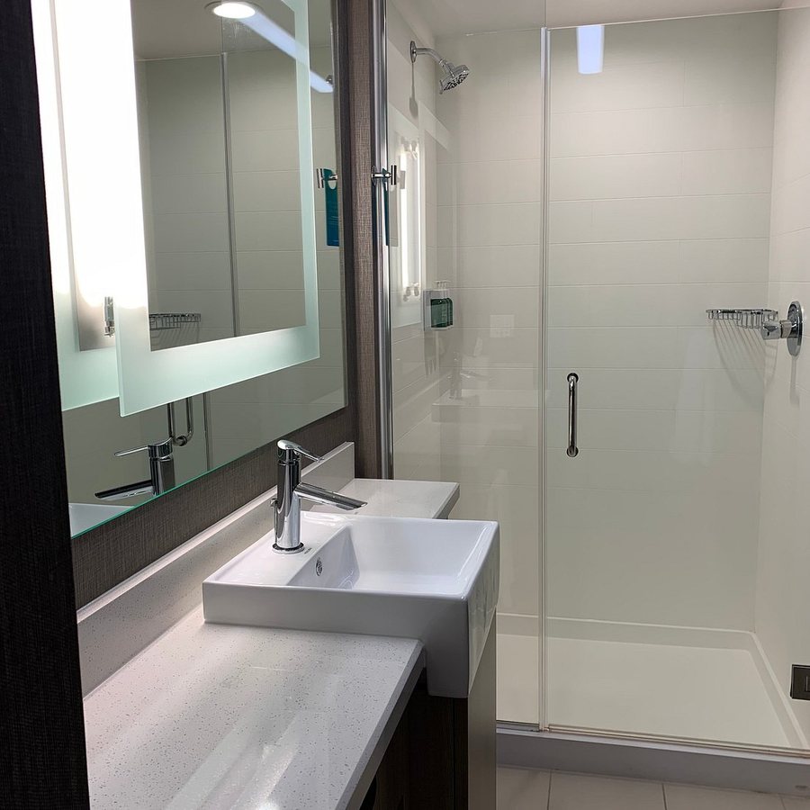 SpringHill Suites by Marriott Mishawaka University Area — Bathroom
