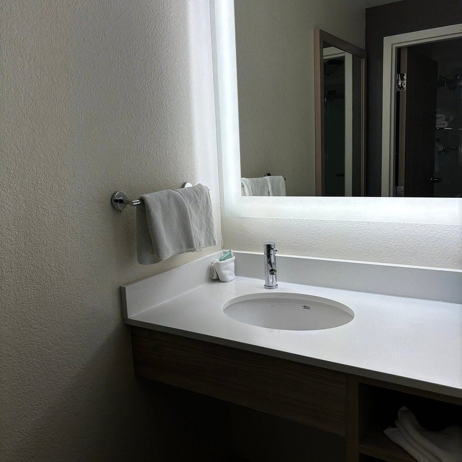 SpringHill Suites by Marriott New Orleans Warehouse Arts District — Bathroom