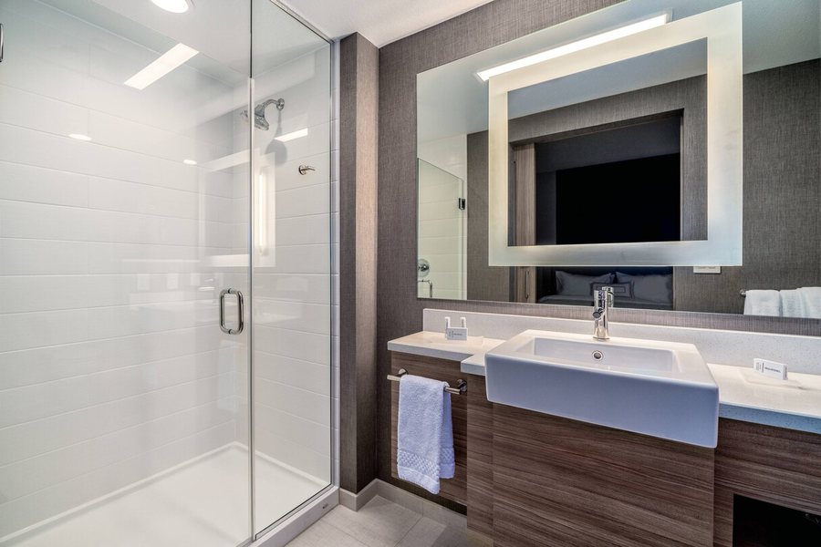 SpringHill Suites by Marriott Oakland Airport — Bathroom