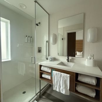 SpringHill Suites by Marriott Oceanside Beach — Bathroom