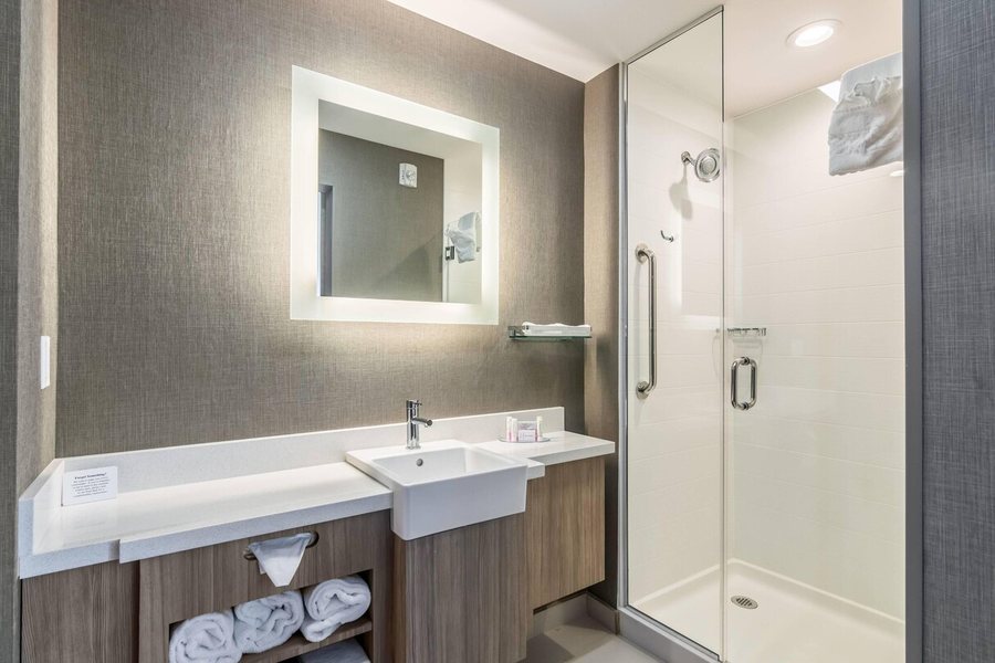 SpringHill Suites by Marriott Oklahoma City Downtown Bricktown — Bathroom
