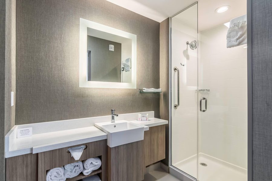 SpringHill Suites by Marriott Oklahoma City Quail Springs — Bathroom