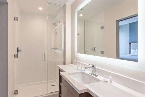 SpringHill Suites by Marriott Orange Beach Gulf Shores — Bathroom