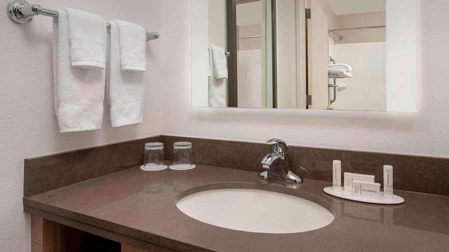 SpringHill Suites by Marriott Portland Airport — Bathroom