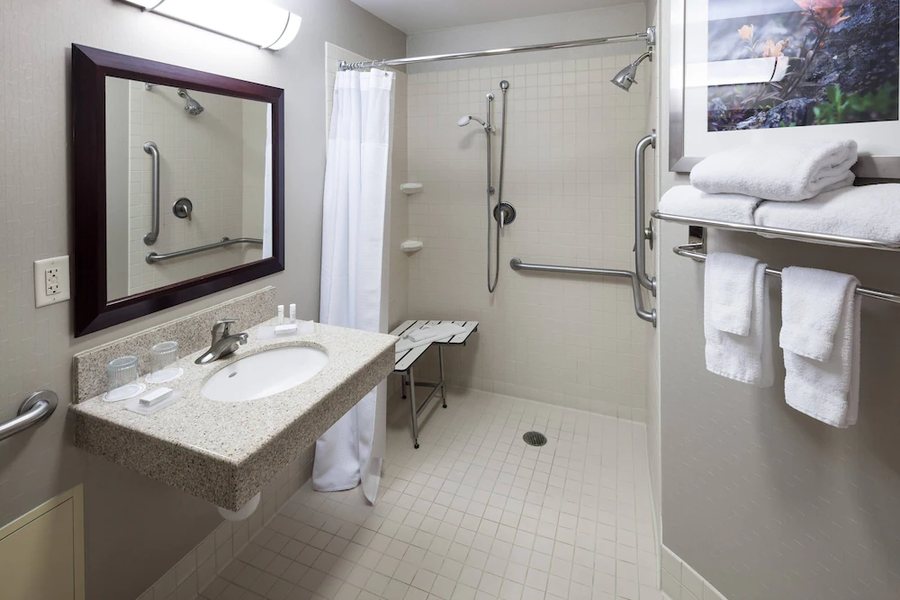 SpringHill Suites by Marriott Portland Vancouver — Bathroom