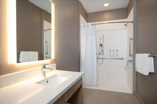 SpringHill Suites by Marriott Richmond Northwest — Bathroom