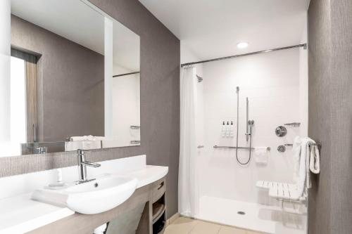 SpringHill Suites by Marriott San Jose Fremont — Bathroom