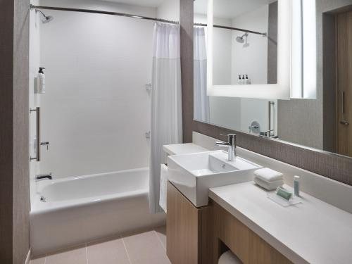 SpringHill Suites by Marriott Somerset Franklin Township — Bathroom