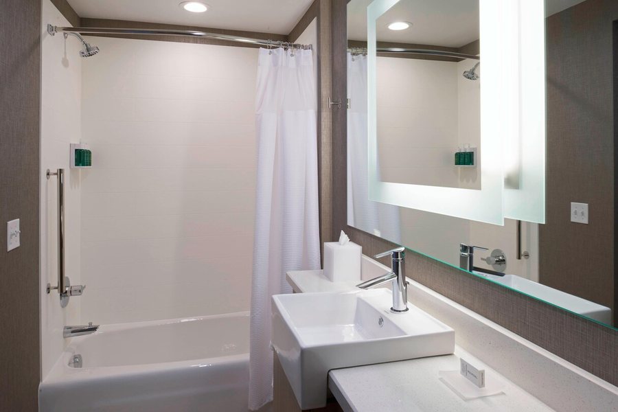 SpringHill Suites by Marriott Statesboro University Area — Bathroom