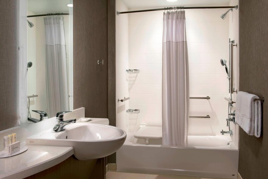 SpringHill Suites by Marriott Tampa Downtown — Bathroom