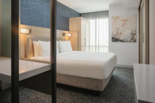 SpringHill Suites by Marriott Tampa Downtown — Guest room