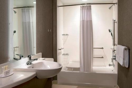SpringHill Suites by Marriott Tampa North I 75 Tampa Palms — Bathroom