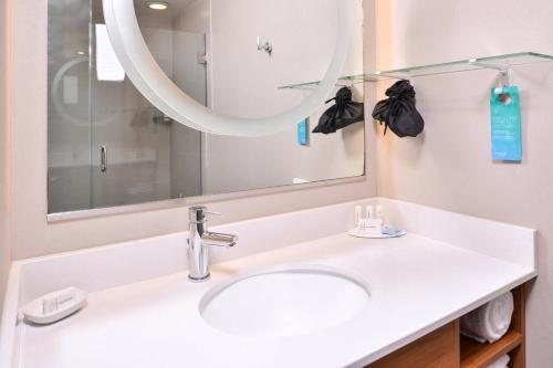SpringHill Suites by Marriott Temecula Valley Wine Country — Bathroom