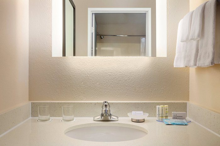 SpringHill Suites by Marriott Tucson at The Bridges — Bathroom