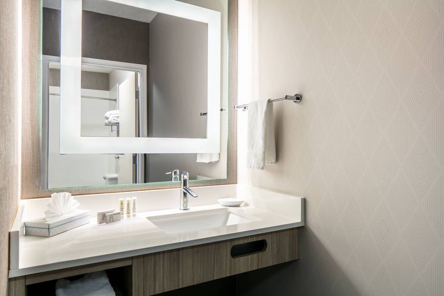SpringHill Suites by Marriott Tulsa at Tulsa Hills — Bathroom