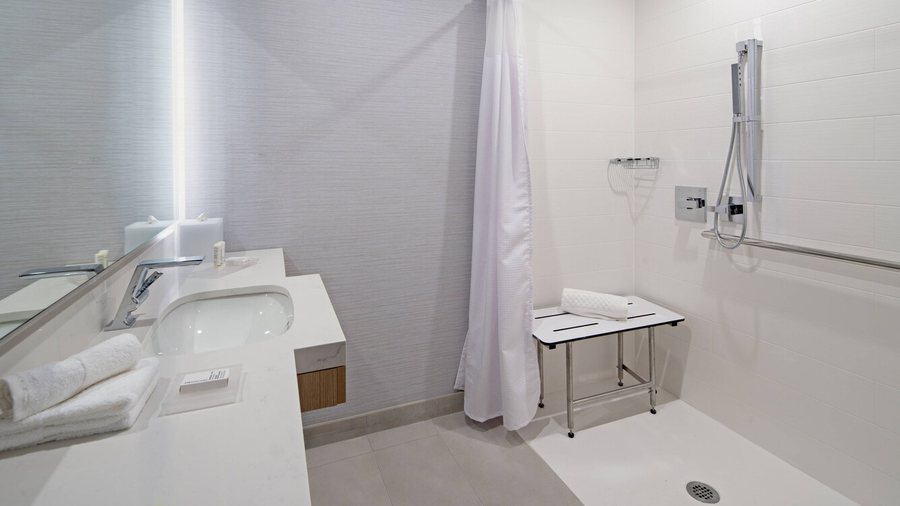 SpringHill Suites by Marriott Valencia — Bathroom