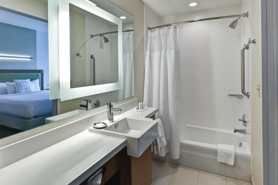 SpringHill Suites by Marriott Wichita Airport — Bathroom