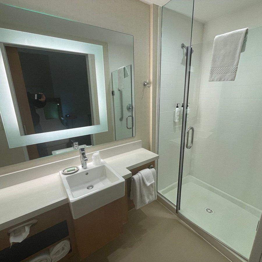 SpringHill Suites by Marriott Wichita East at Plazzio — Bathroom