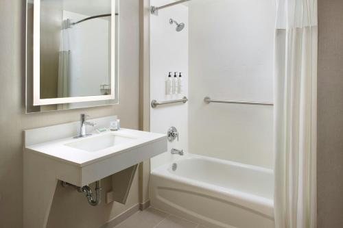 SpringHill Suites Charlotte University Research Park — Bathroom