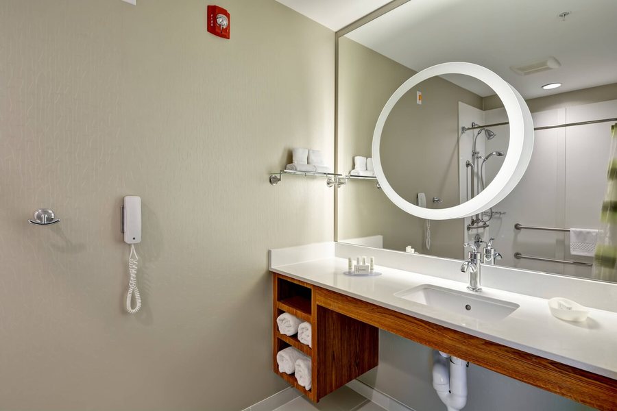 SPRINGHILL SUITES CINCINNATI BLUE ASH — Bathroom
